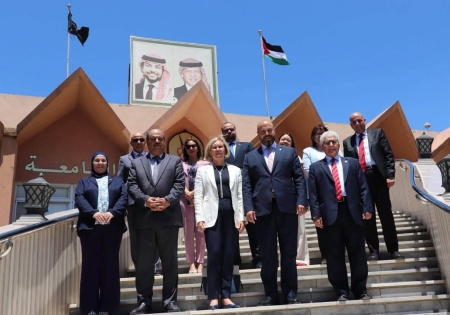 السفيرة الأسترالية تفتتح معرض “حكاية خيوط أردنية” في اليرموك وتؤكد أهمية تعزيز التعاون الثقافي والأكاديمي