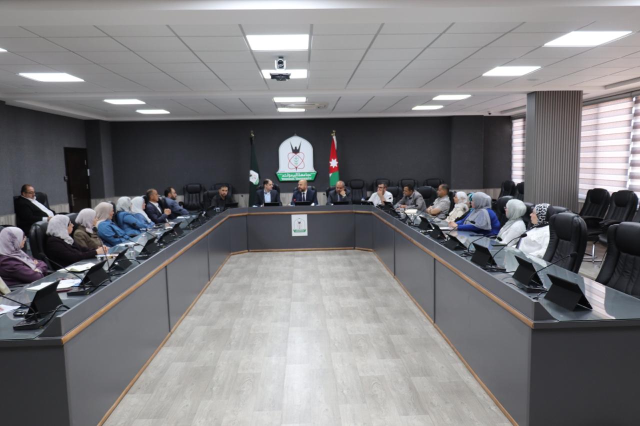 مركز الاعتماد وضمان الجودة والتميز في “اليرموك” يعقد محاضرة تعريفية بمنظومتي الجودة ISO 9001 والمؤسسات التعليمية ISO 21001