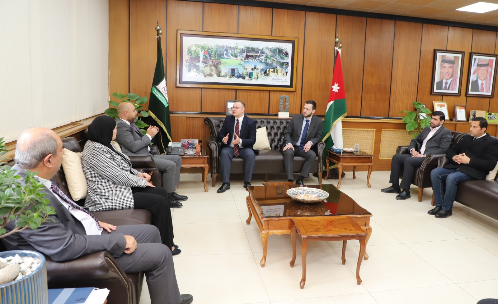 بحث تعزيز التعاون الأكاديمي والثقافي بين