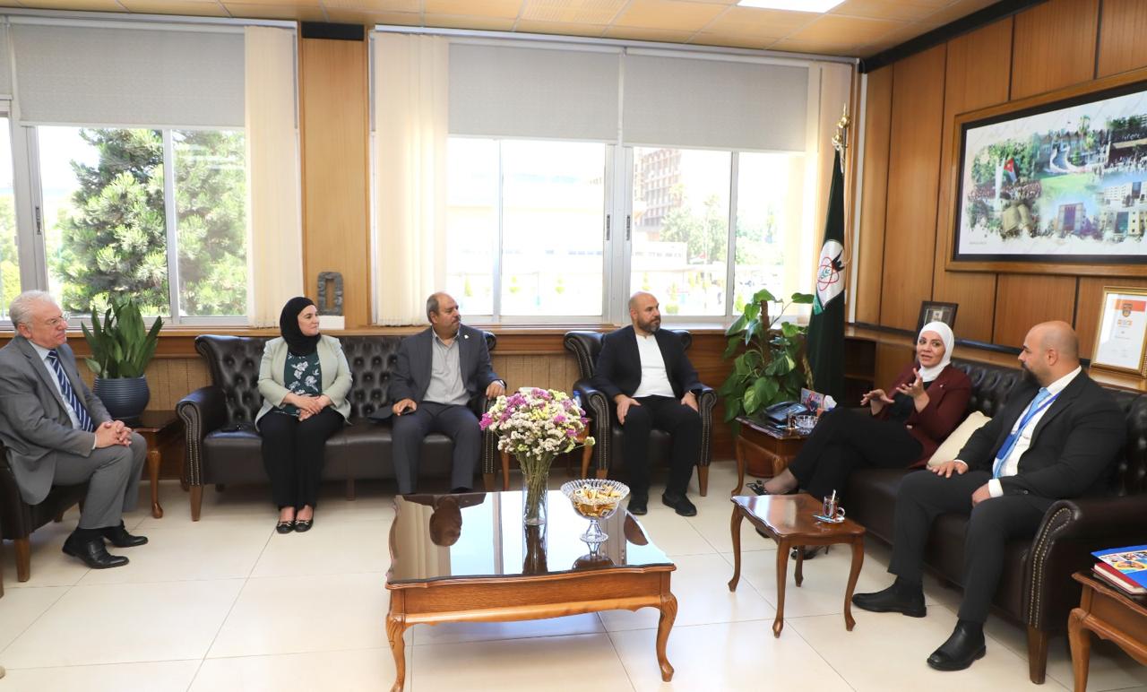 جامعة اليرموك ومؤسسة الحسين للسرطان تبحثان تعزيز الشراكة في مجالات التأمين الصحي والتوعية والبحث العلمي