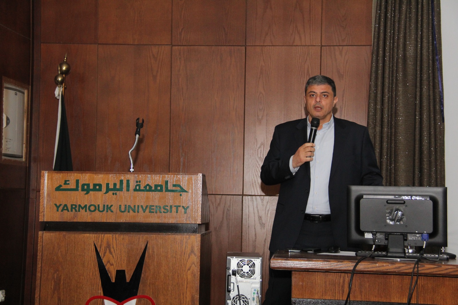 كلية الأعمال تعقد محاضرة حول تطور التكنولوجيا المالية في الأردن