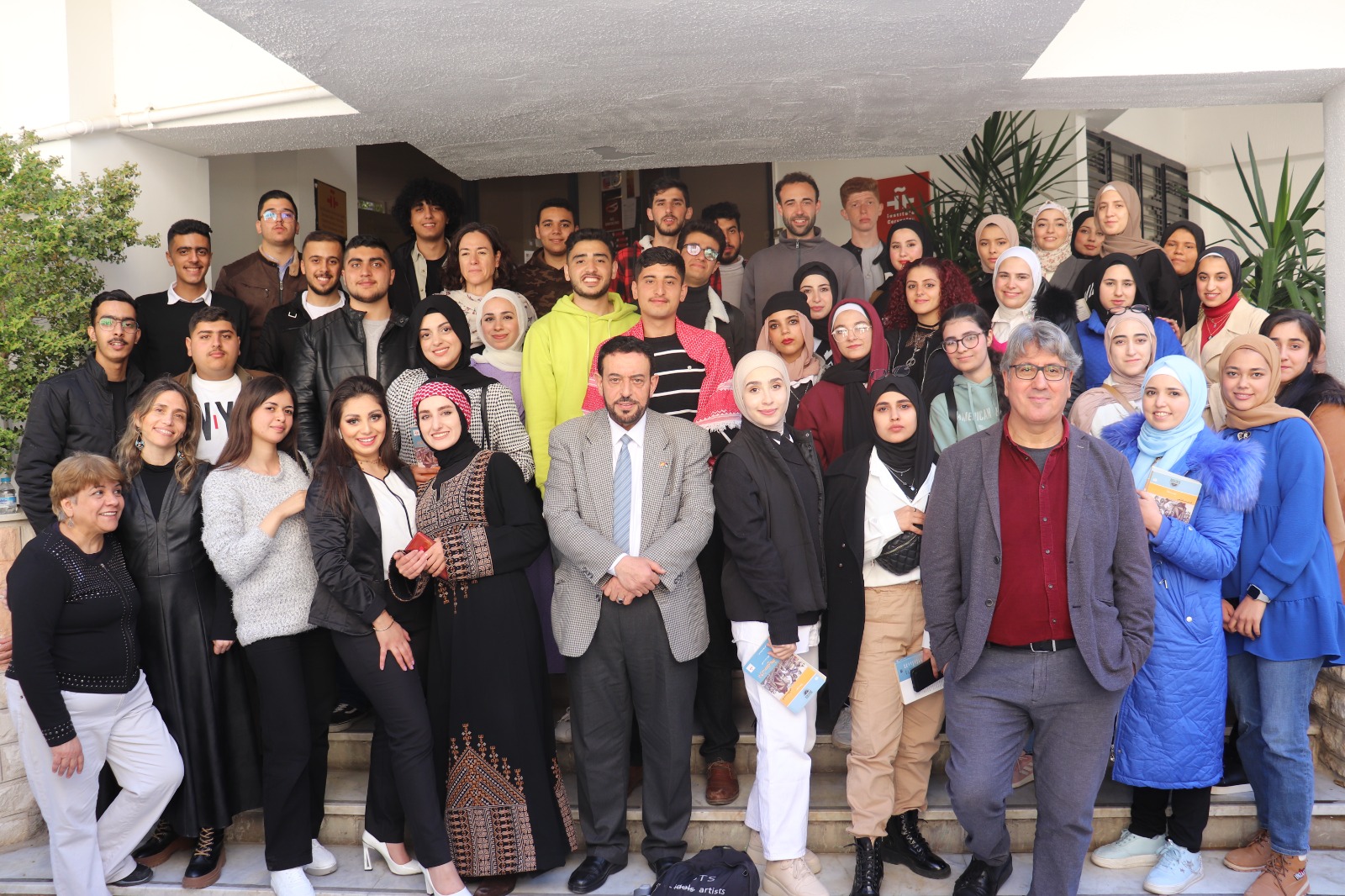 طلبة اللغة الإسبانية يزورون المركز الثقافي الإسباني في عمان