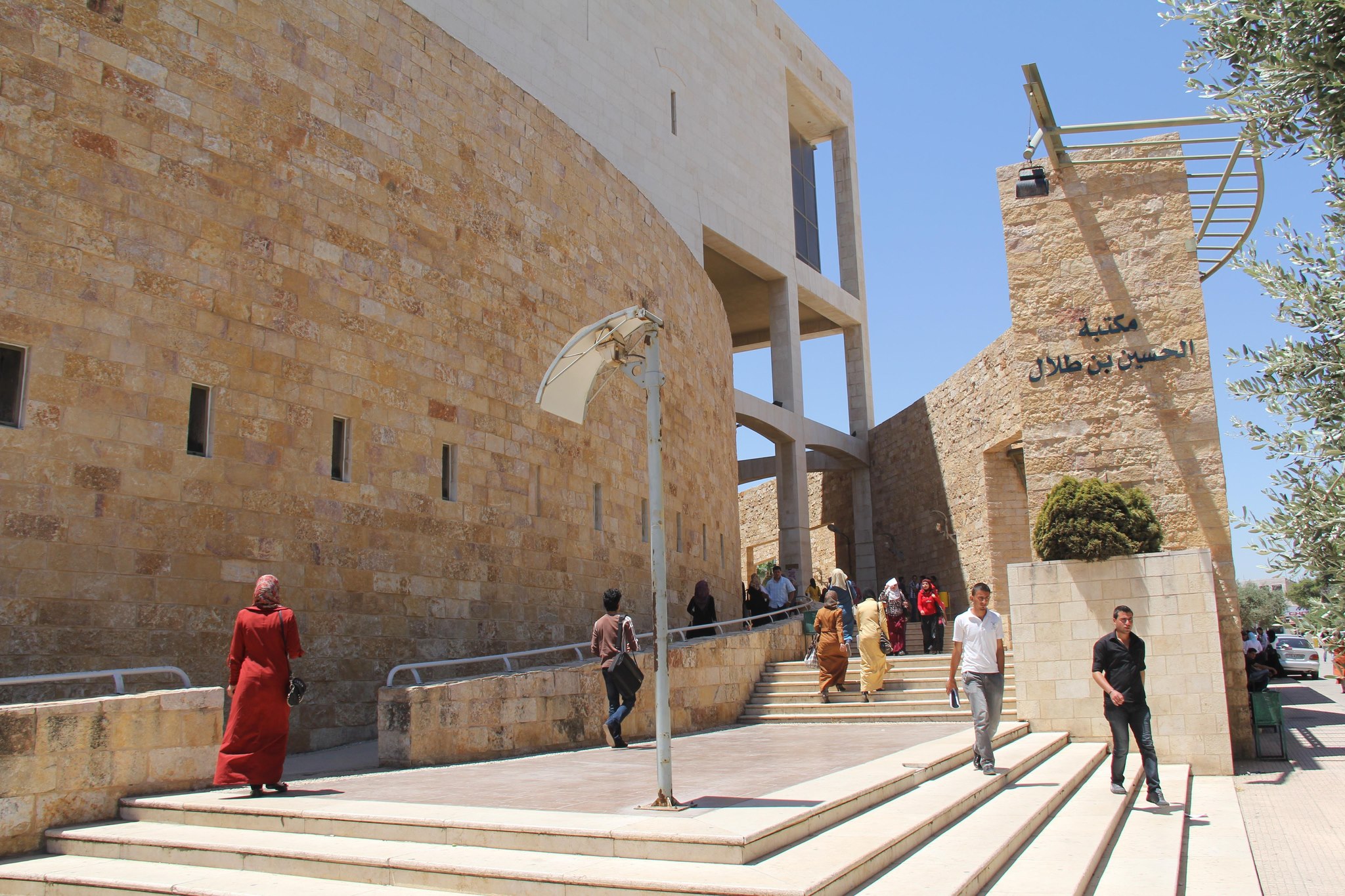 مكتبة الحسين بن طلال تتلقى مجموعة كتب متميزة في الفن والعمارة الإسلاميين