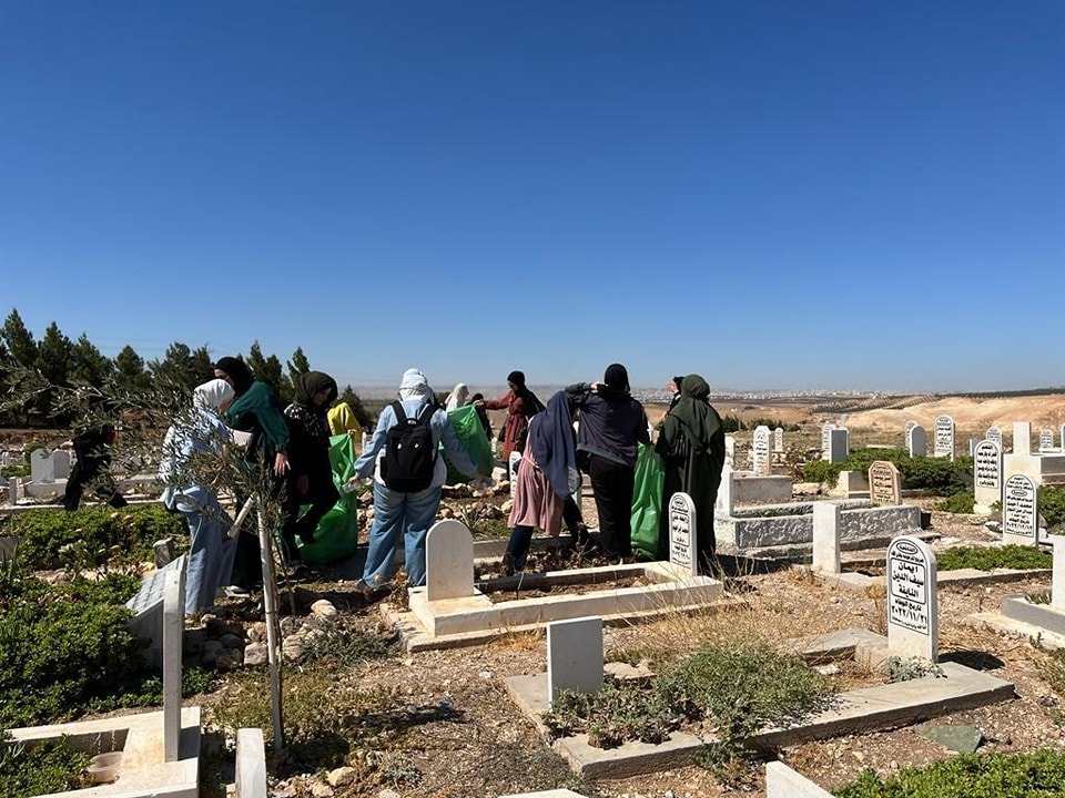 "اليرموك" تنظم حملة تنظيف لمقابر بشرى الإسلامية ضمن فعاليات صيف الشباب 2023- صور