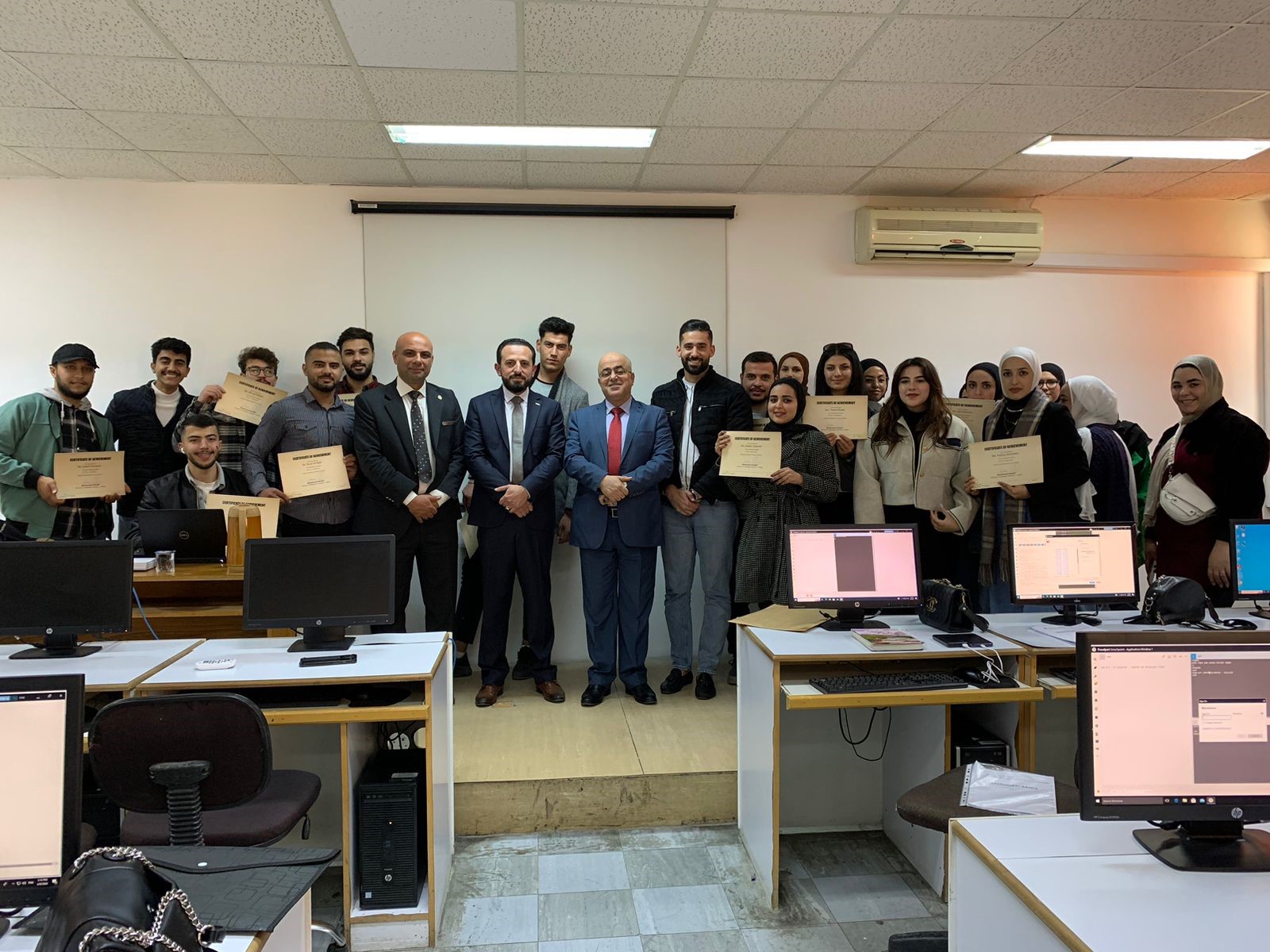    40 طالبا من "سياحة اليرموك" ينهون تدريبا عمليا لحجوزات الطيران بالتعاون مع الملكية الأردنية