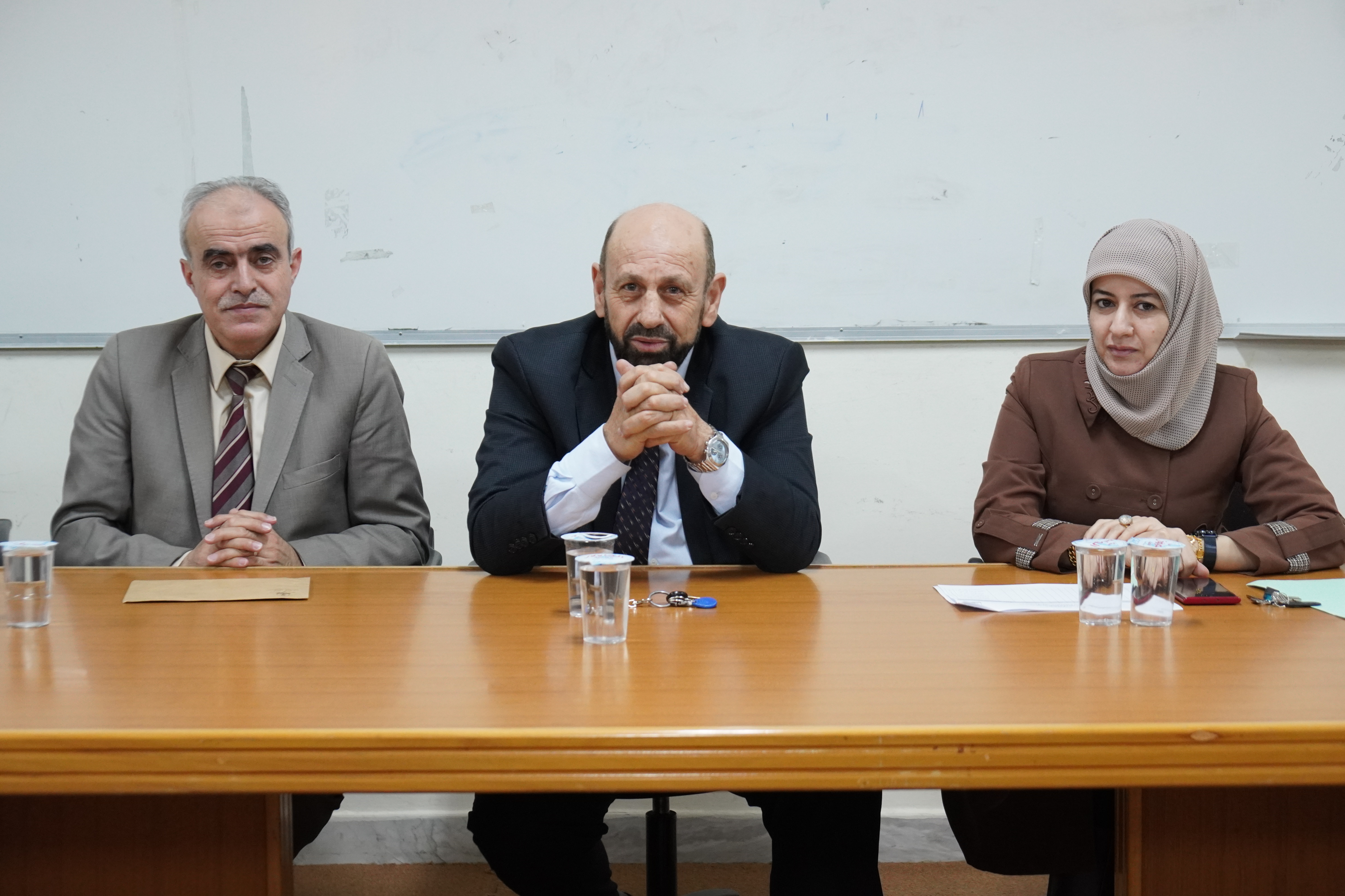 المومني يفتتح دورة أساسيات اللغة الانجليزية لموظفي كلية الأعمال