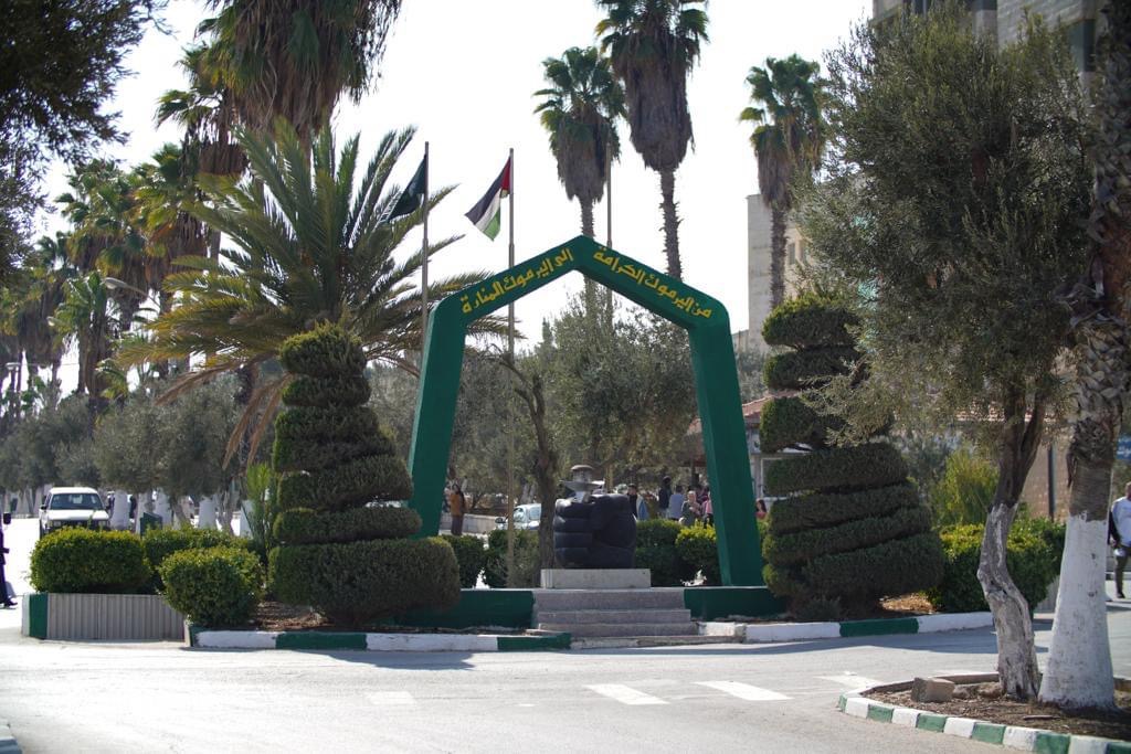 اليرموك تنفي شائعة "سحب جداول الطلبة غير المطعمين"