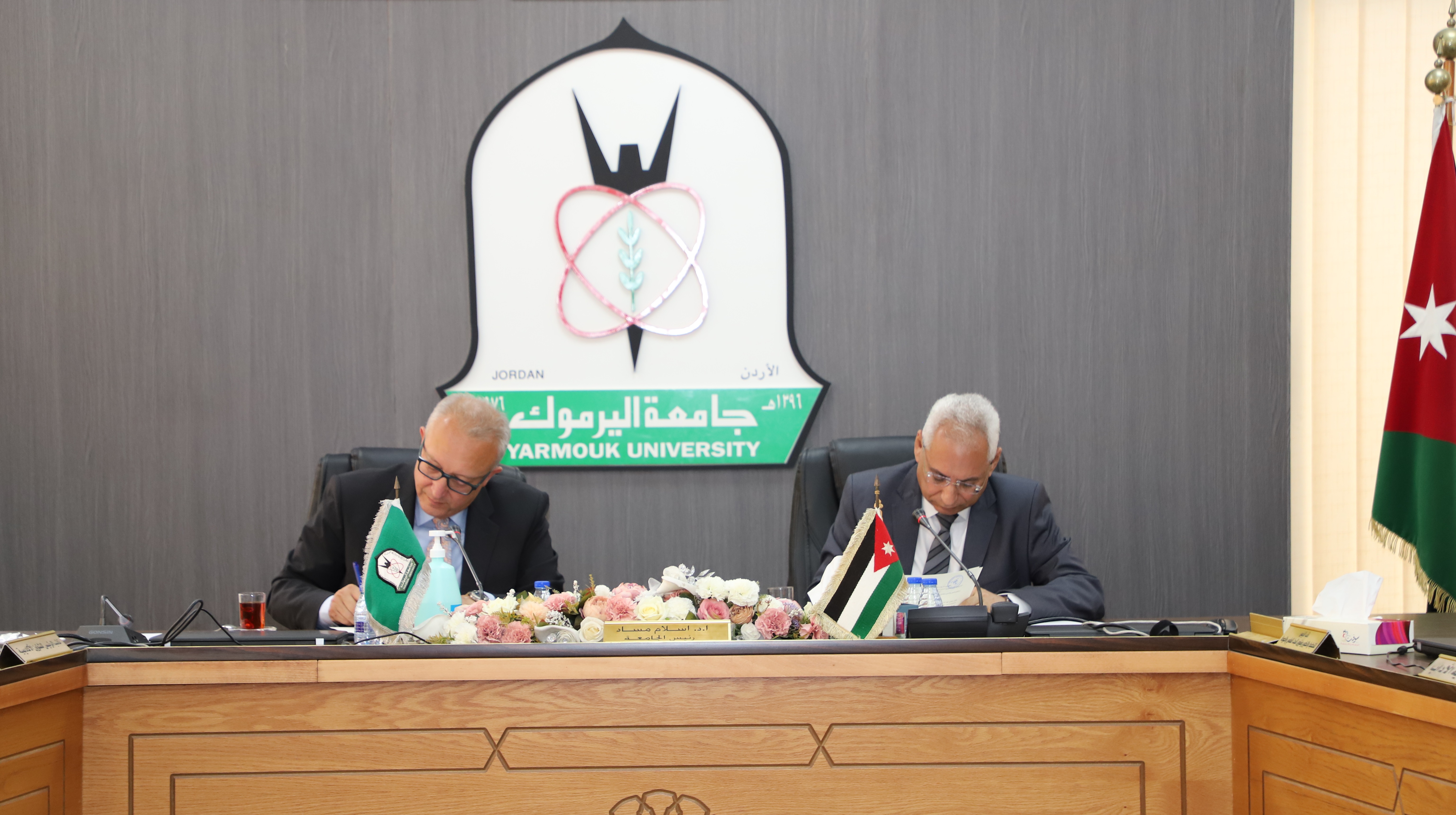 مسّاد وفرحات يوقعان مذكرة تفاهم لتعزيز العلاقات الأكاديمية بين "اليرموك" والمنيا المصرية
