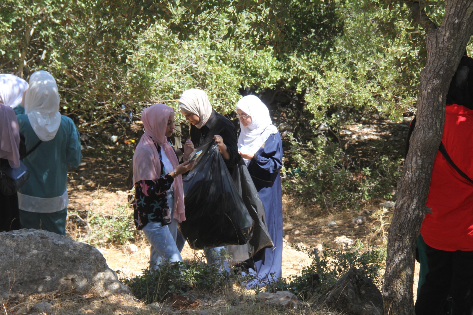 اليرموك تنظم حملة تطوعية لتنظيف غابات برقش ضمن فعاليات صيف الشباب 2023