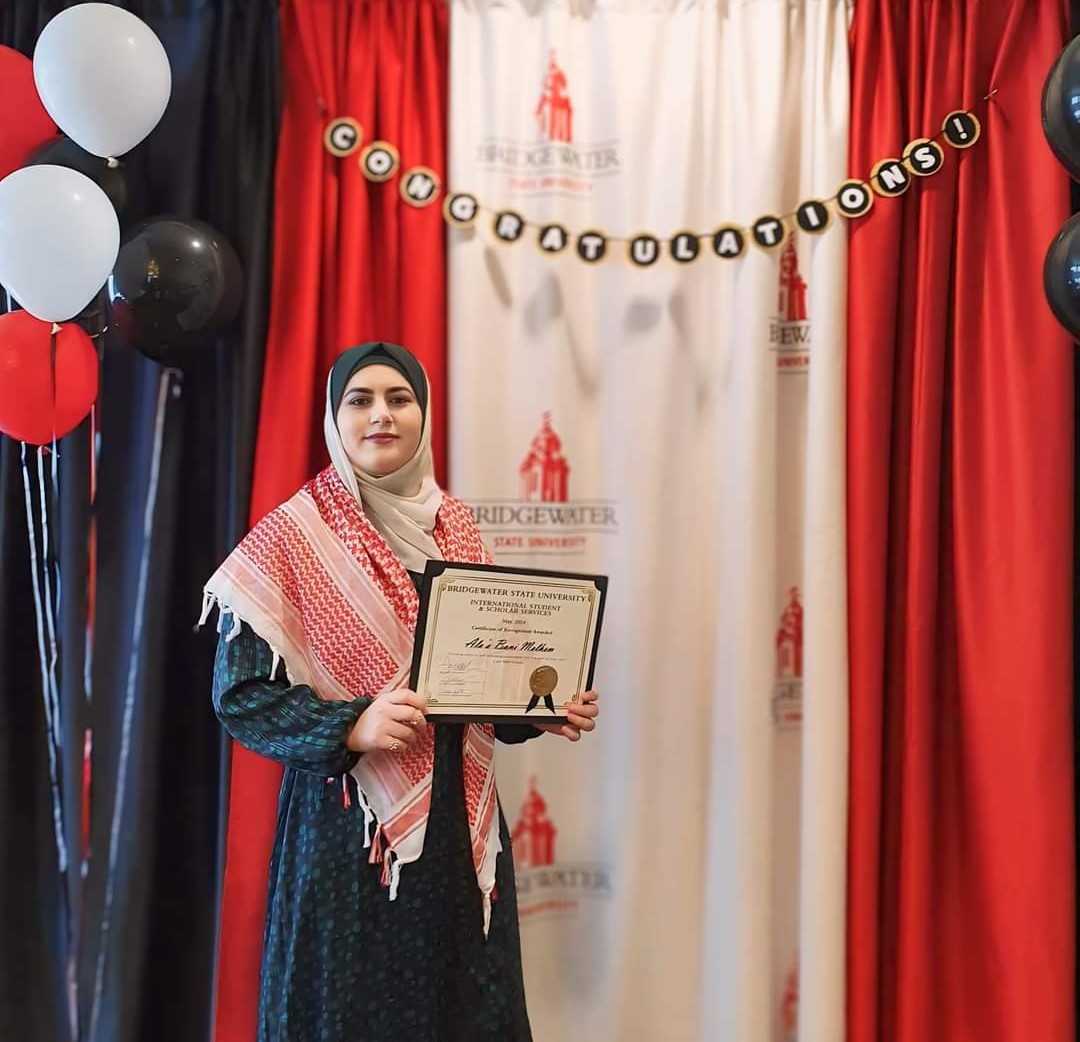 طالبة مبتعثة من "اليرموك" تفوز بجائزة أطروحة الخريجين لعام 2024 في جامعة بريدج ووتر الأمريكية