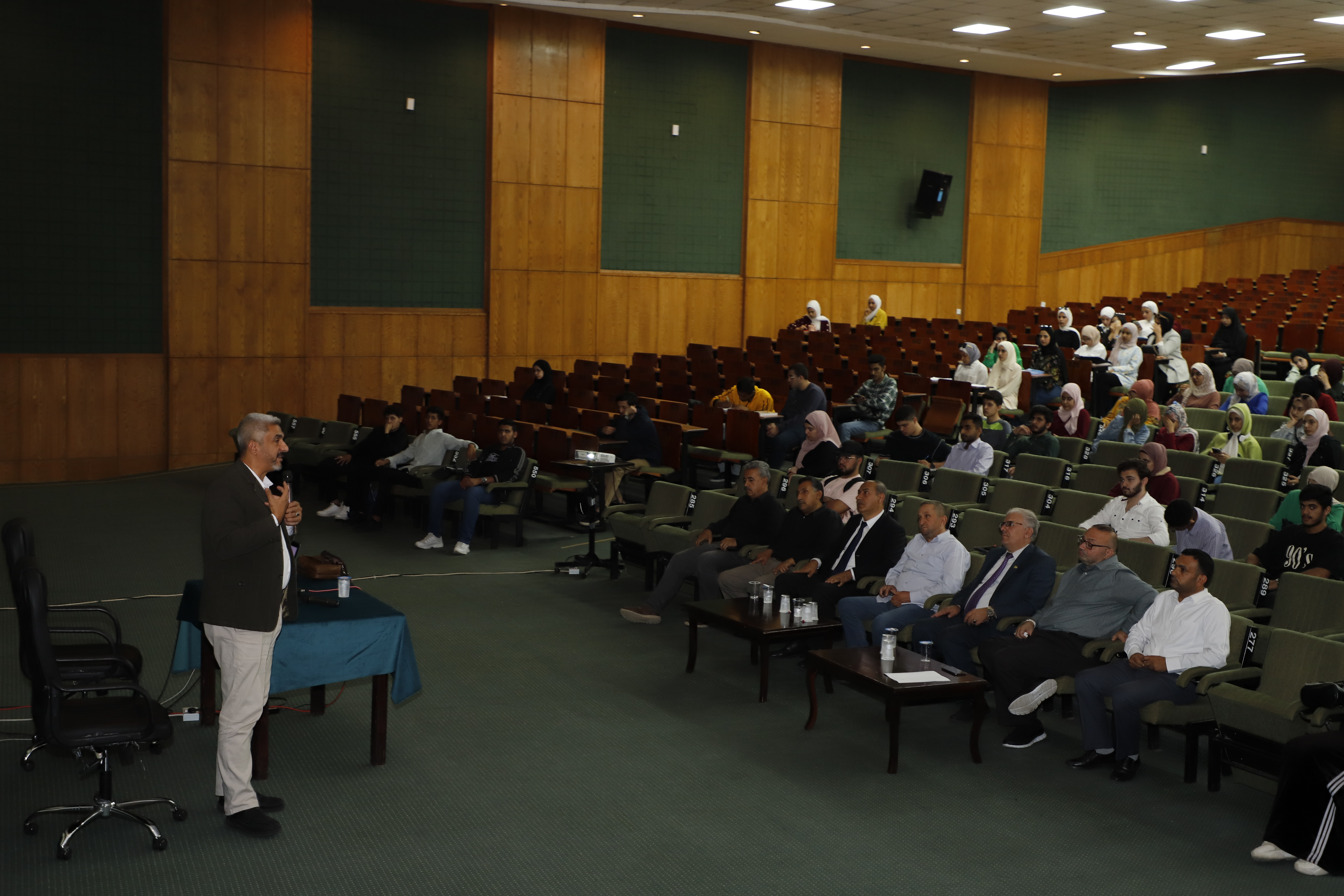 "إعادة التدوير وأهميته للمجتمع والبيئة" محاضرة توعوية لشؤون الطلبة