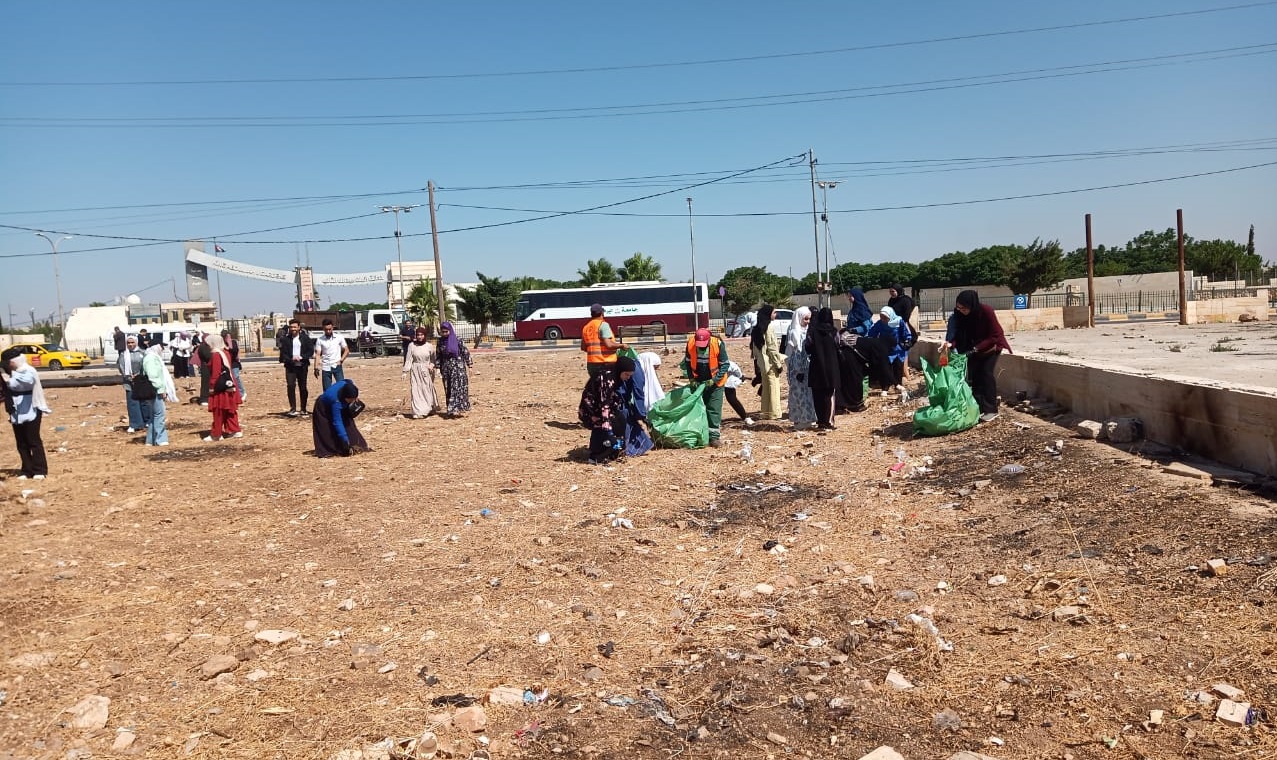 "اليرموك" تنظم حملة تطوعية لتنظيف مناطق في مدينة إربد ضمن فعاليات صيف الشباب 2023