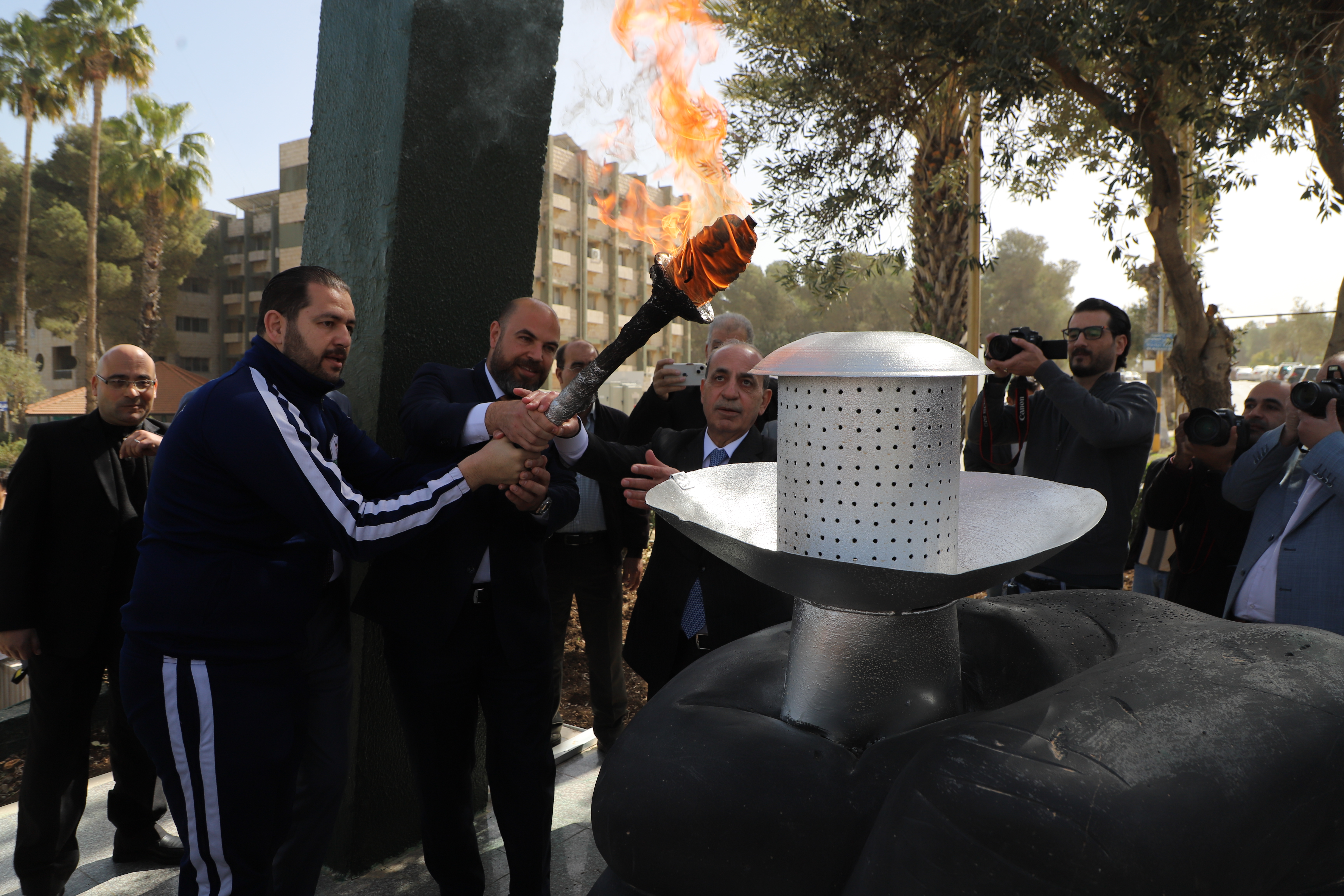 اليرموك توقد شعلتها ايذانًا ببدء احتفالاتها بيوبيلها الذهبي