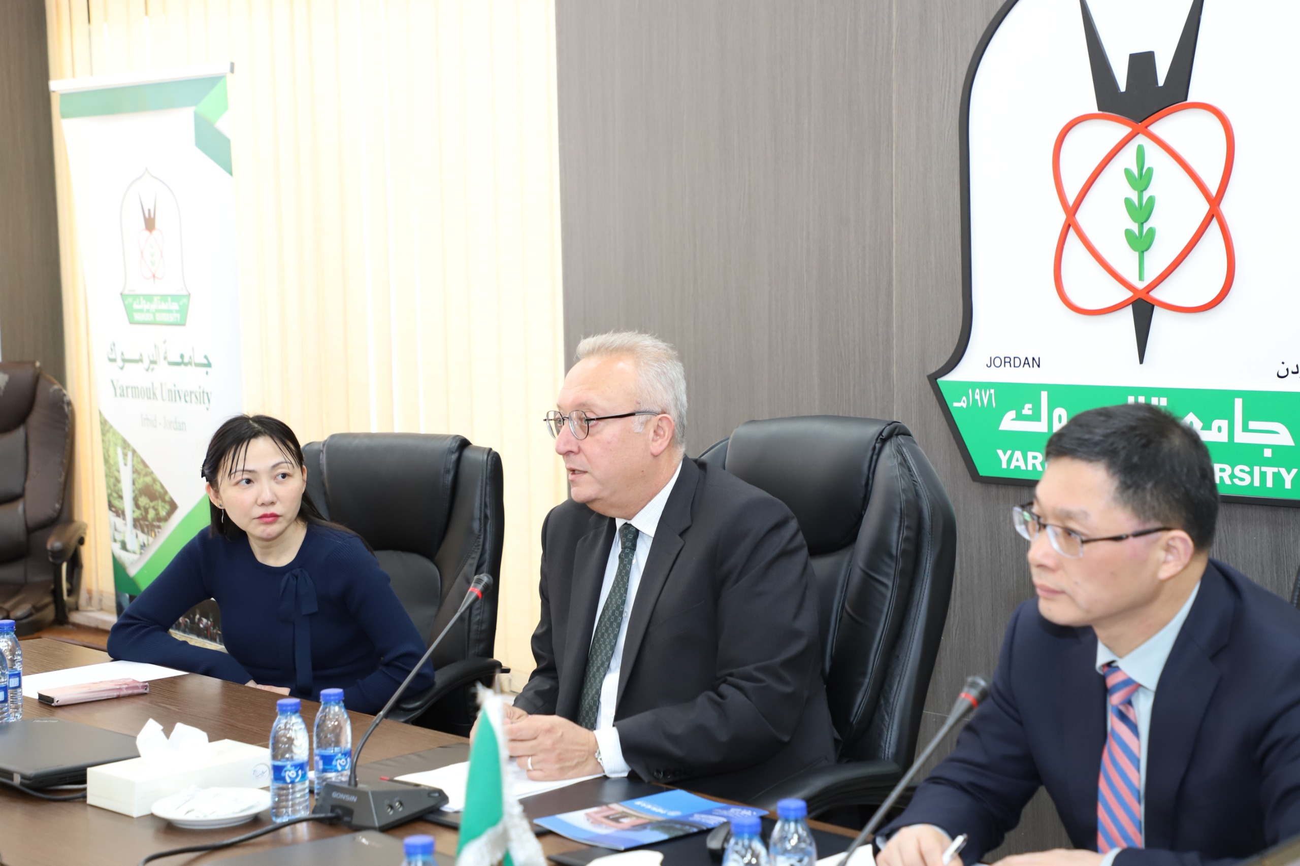 بحث التعاون الأكاديمي بين 