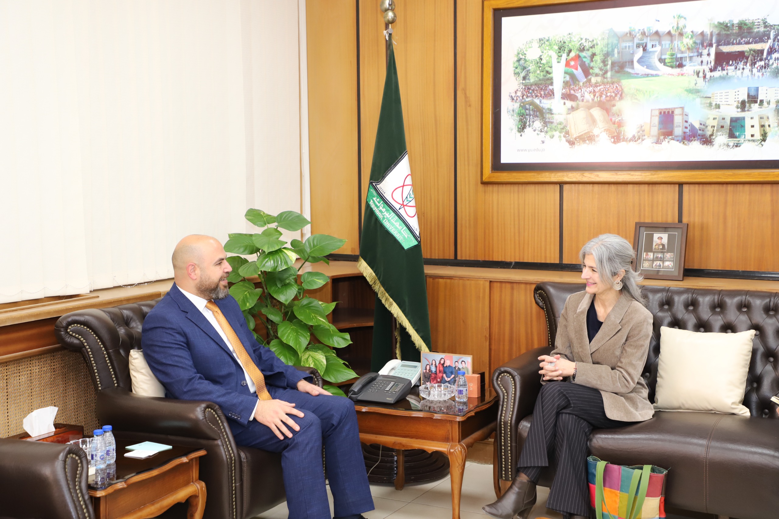 بحث تعزيز التعاون بين "اليرموك" و"مفوضية اللاجئين" في دعم الجهود البحثية التي تُعنى بقضايا اللجوء