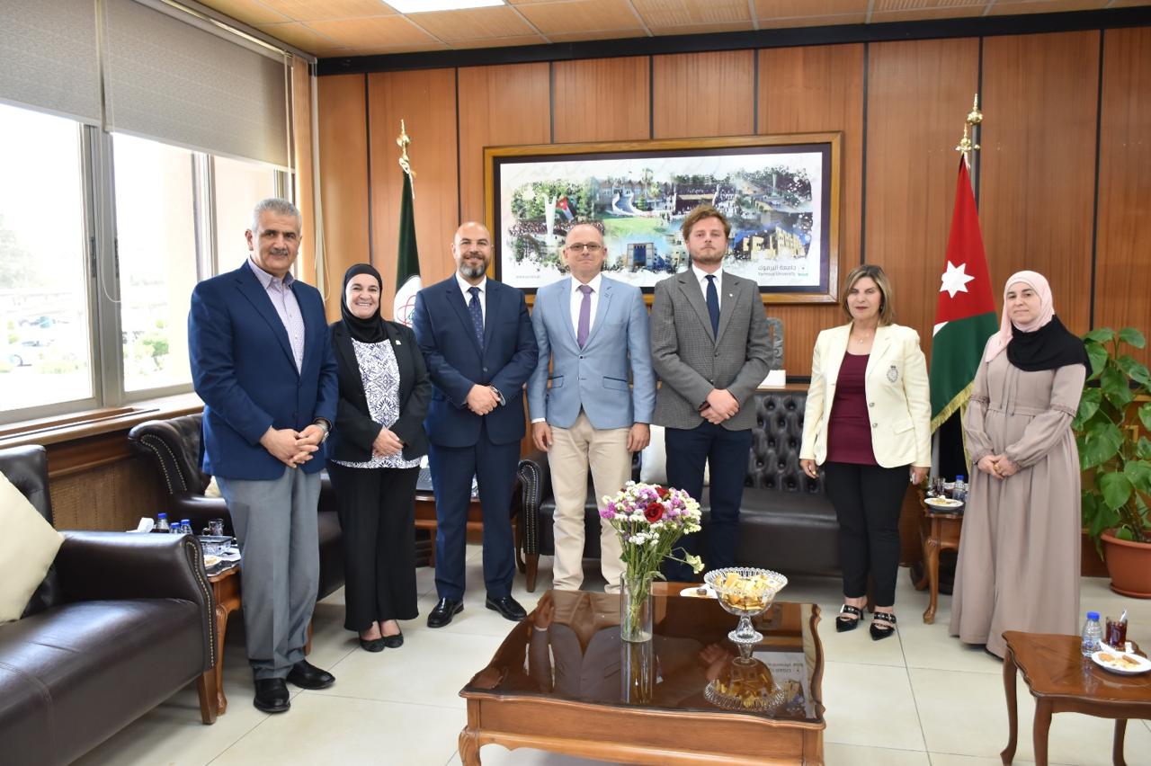 اليرموك والسفارة البولندية تبحثان سبل التعاون الأكاديمي والثقافي وتعزيز تعليم اللغة البولندية