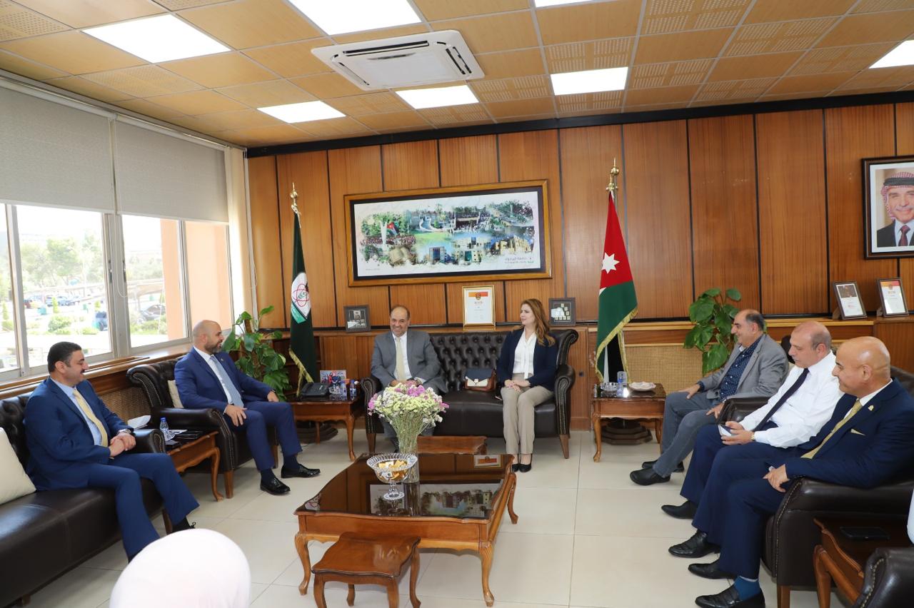 بحث التعاون الأكاديمي الدولي بين "اليرموك" و"مجلس الأعمال الأردني الأمريكي"